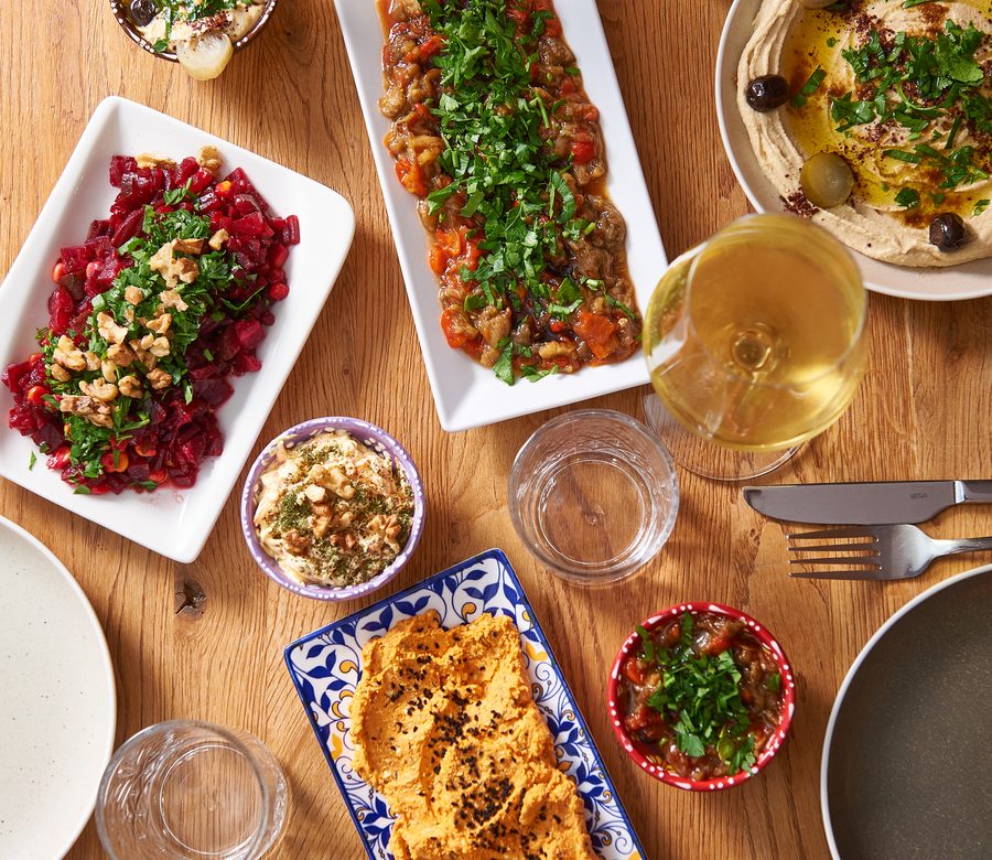 Auswahl orientalischer Meze auf dem Tisch