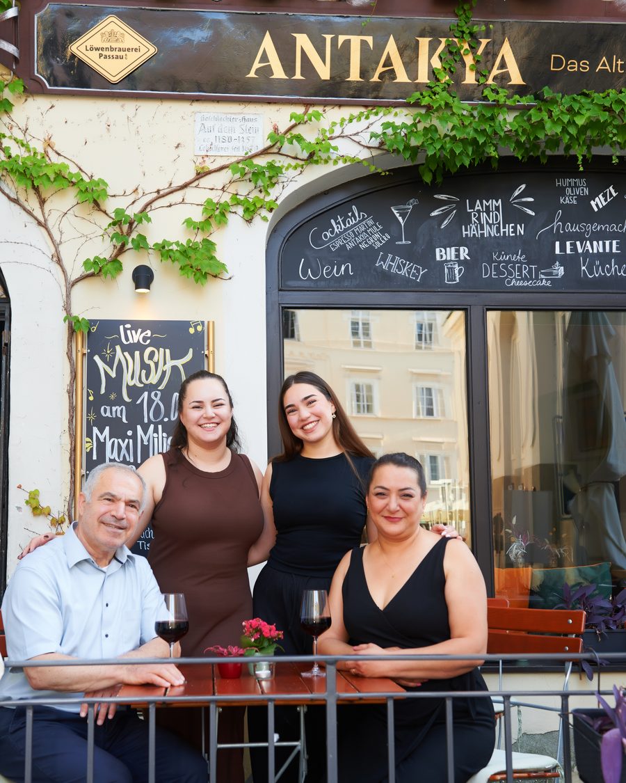 Die Familie des Antakya vor dem Restaurant in der Passauer Altstadt
