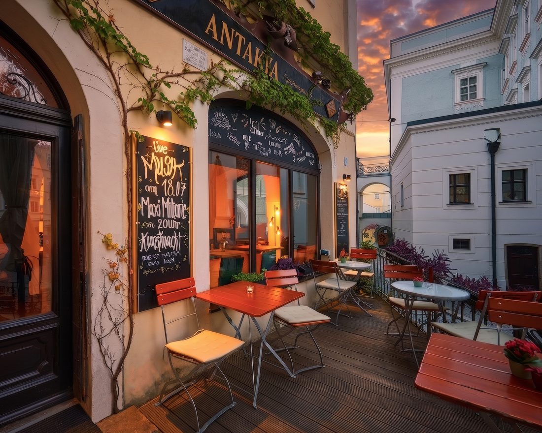 Terrasse des Antakya bei abendlicher Stimmung in der Altstadtgasse